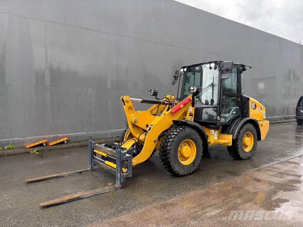 CAT 906 Rataslaadurid
