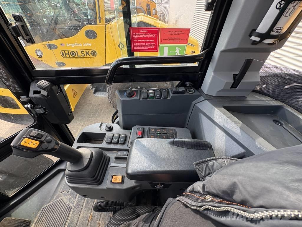 CAT 906 Rataslaadurid