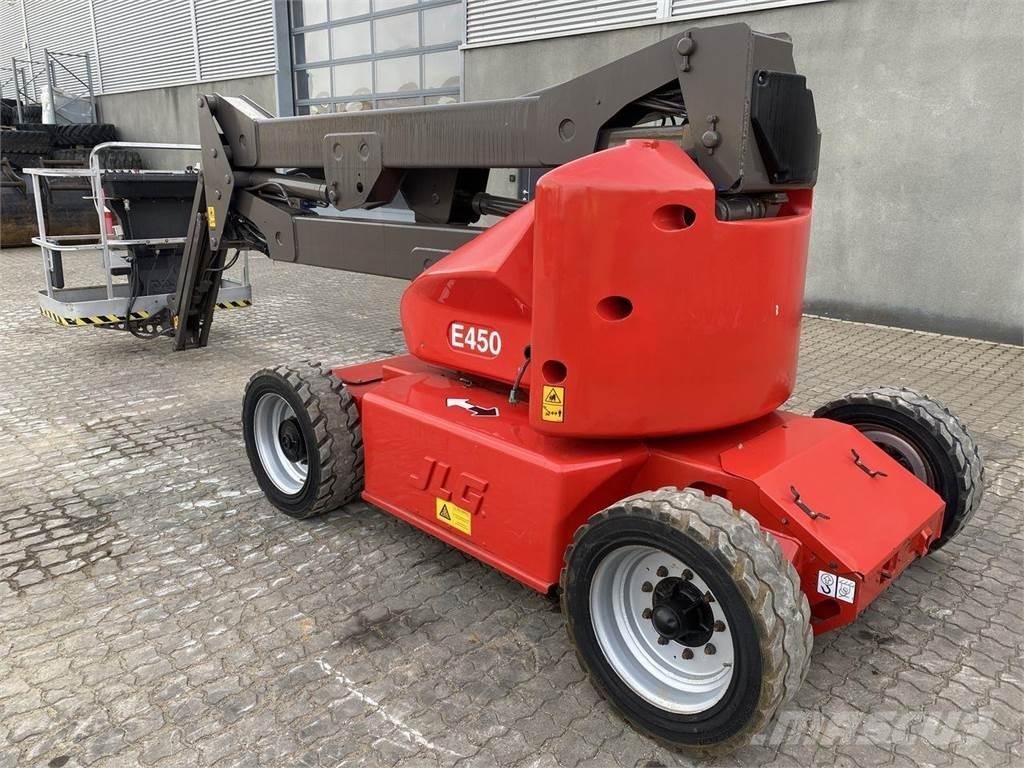 JLG E450AJ Iseliikuvad poomtõstukid