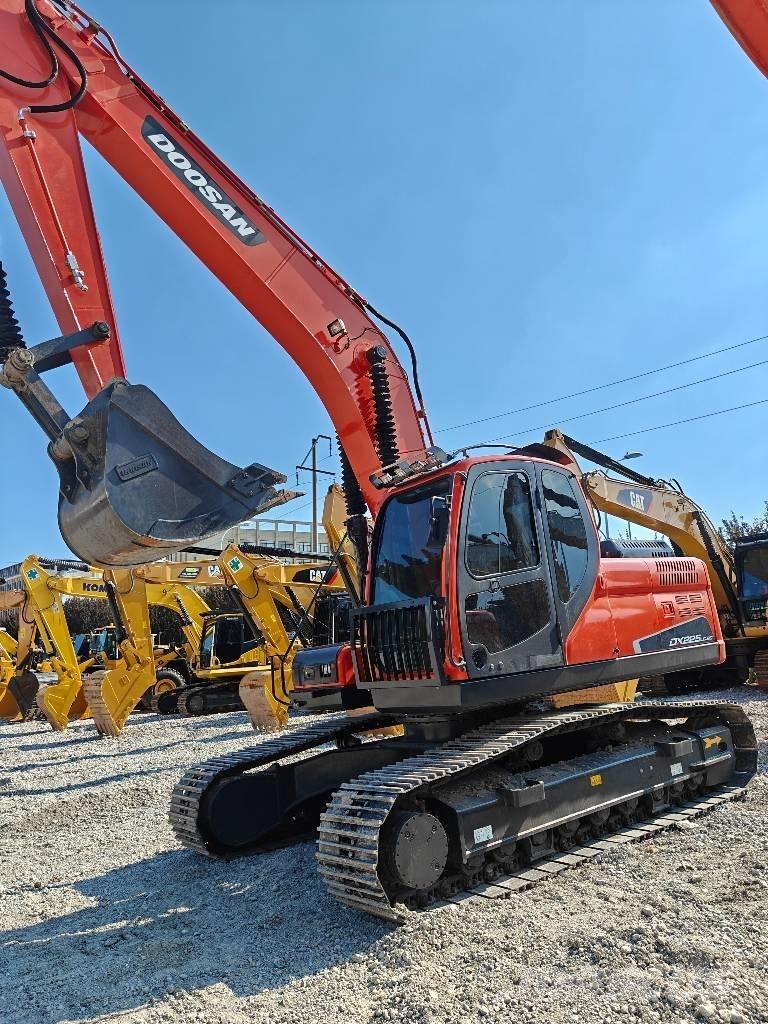 Doosan 225 LCA Roomikekskavaatorid