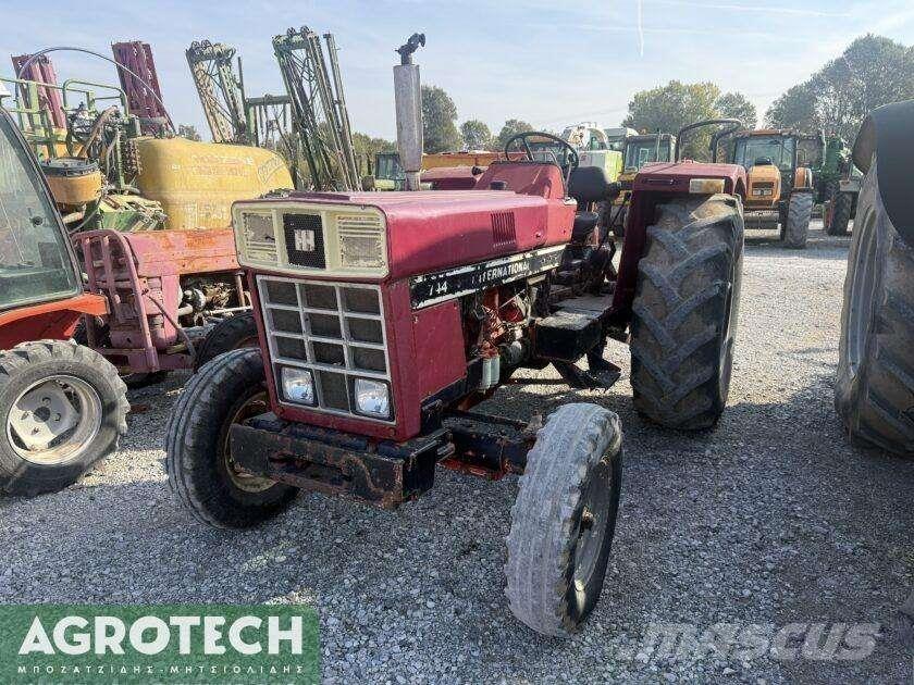 International 724 Traktorid
