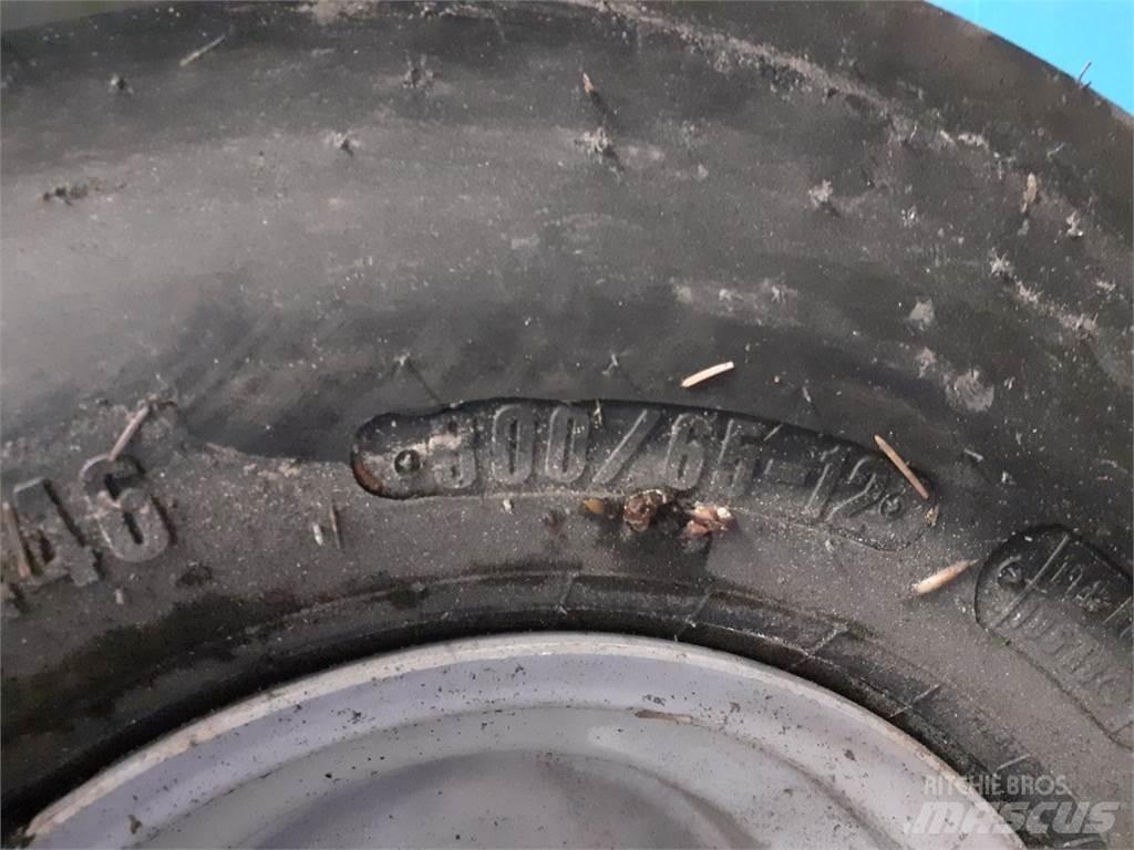  12 300/65-12 Rehvid, rattad ja veljed