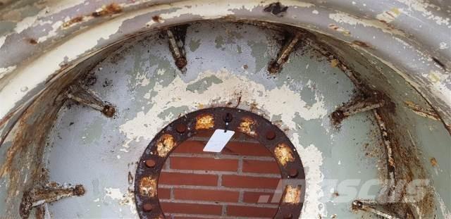  32 24.5-32 Rehvid, rattad ja veljed