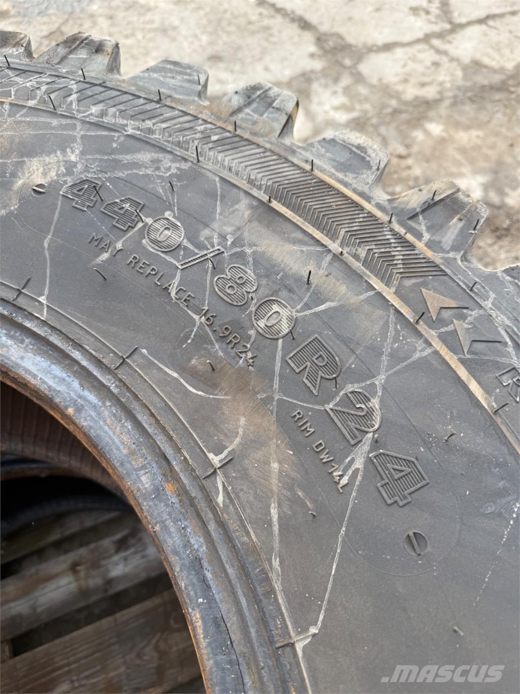  440/80-24 Rehvid, rattad ja veljed