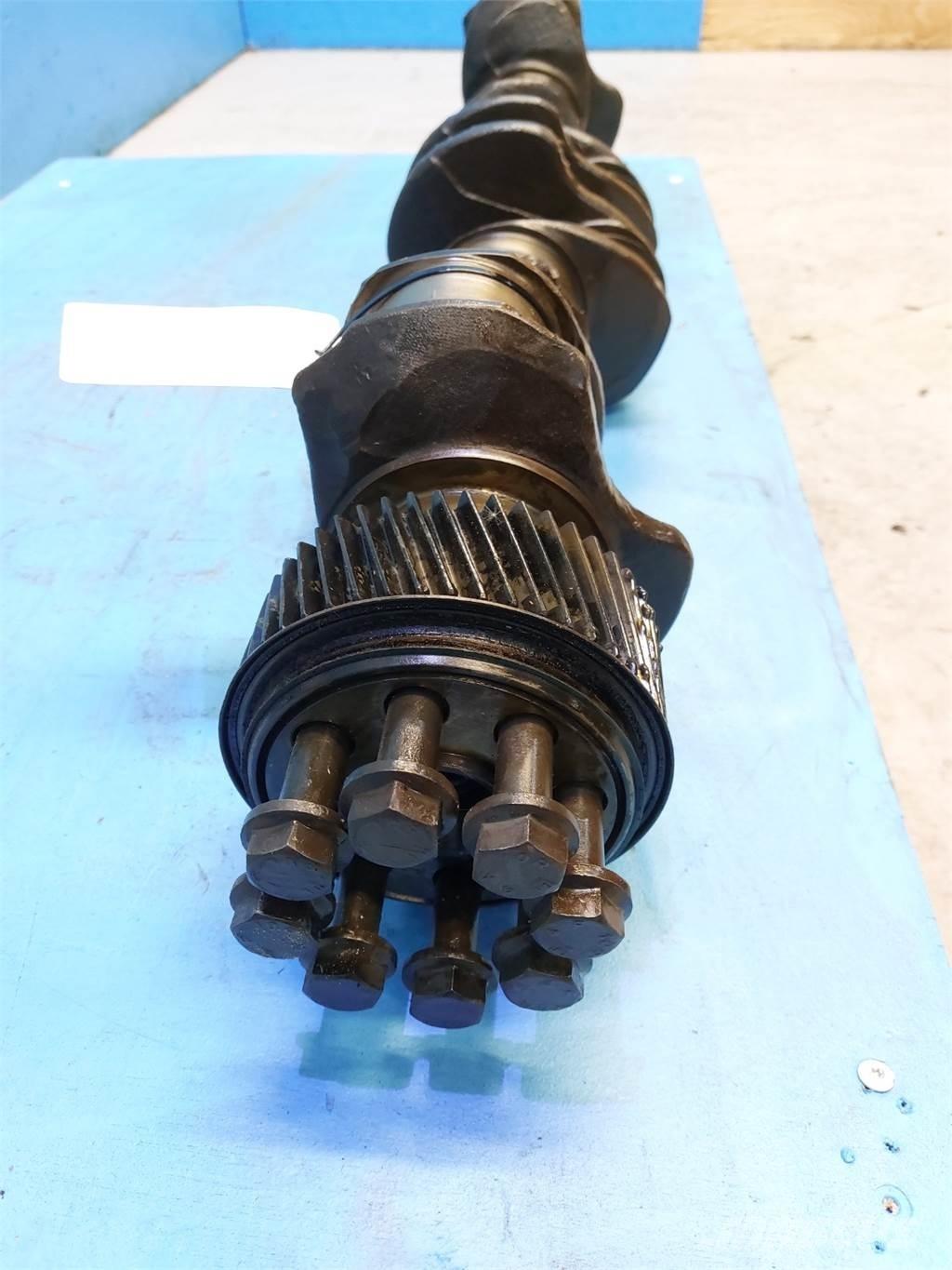CASE 7010 Mootorid