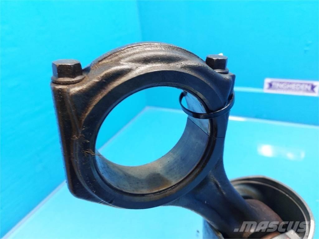 CASE 7010 Mootorid