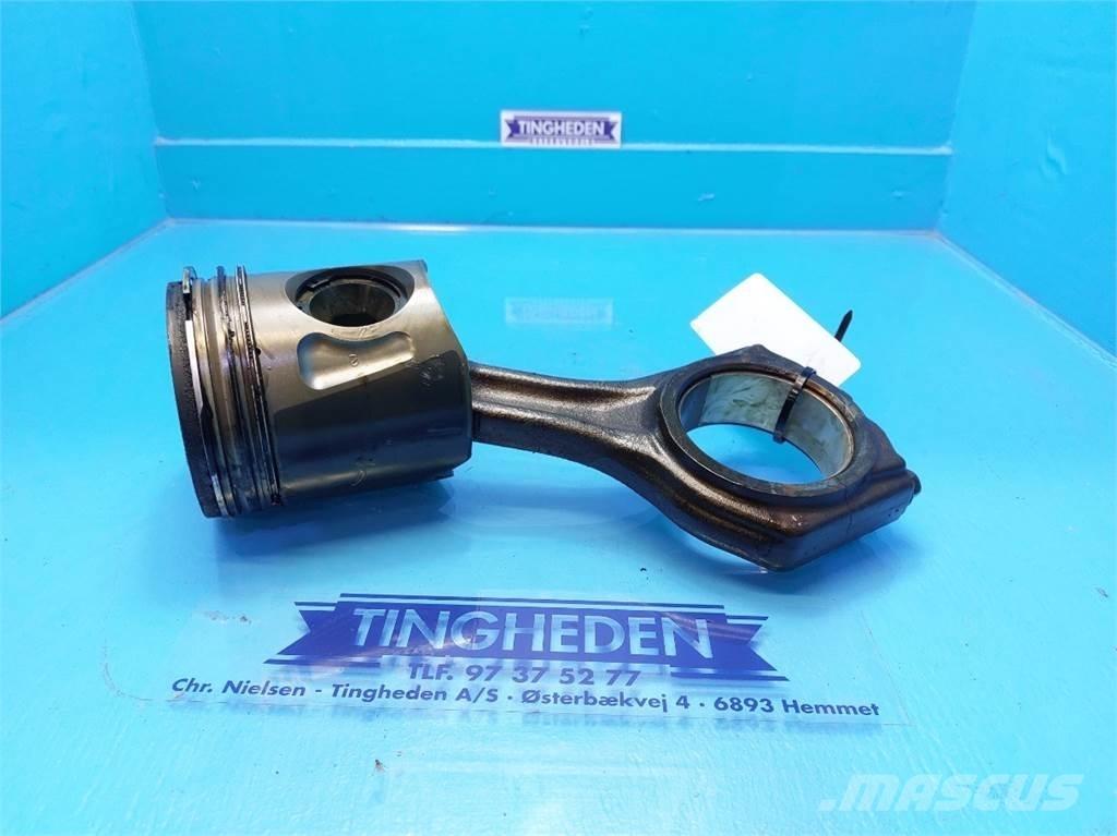 CASE 7010 Mootorid