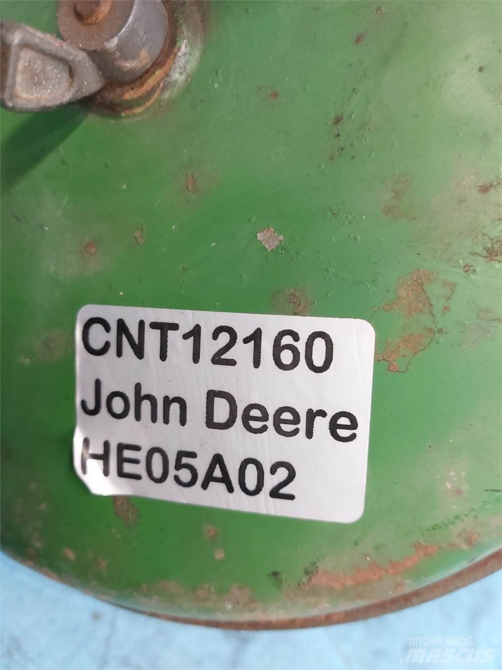 John Deere 3340 Mootorid