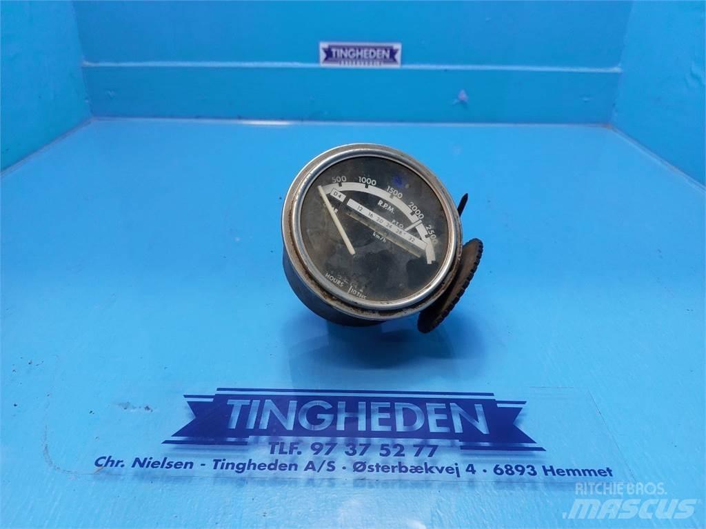 John Deere 4040 Elektroonikaseadmed