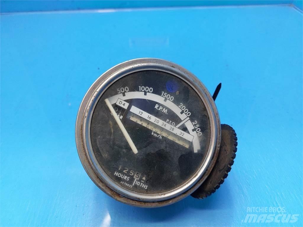 John Deere 4040 Elektroonikaseadmed