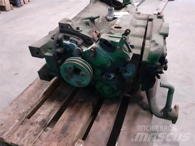 John Deere 4239 Mootorid