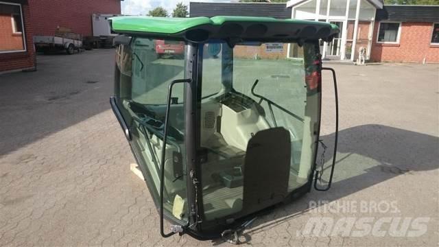 John Deere 6210R kabiinid