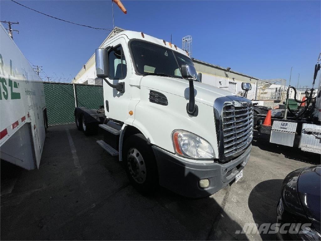 Freightliner CA113 Sadulveokid