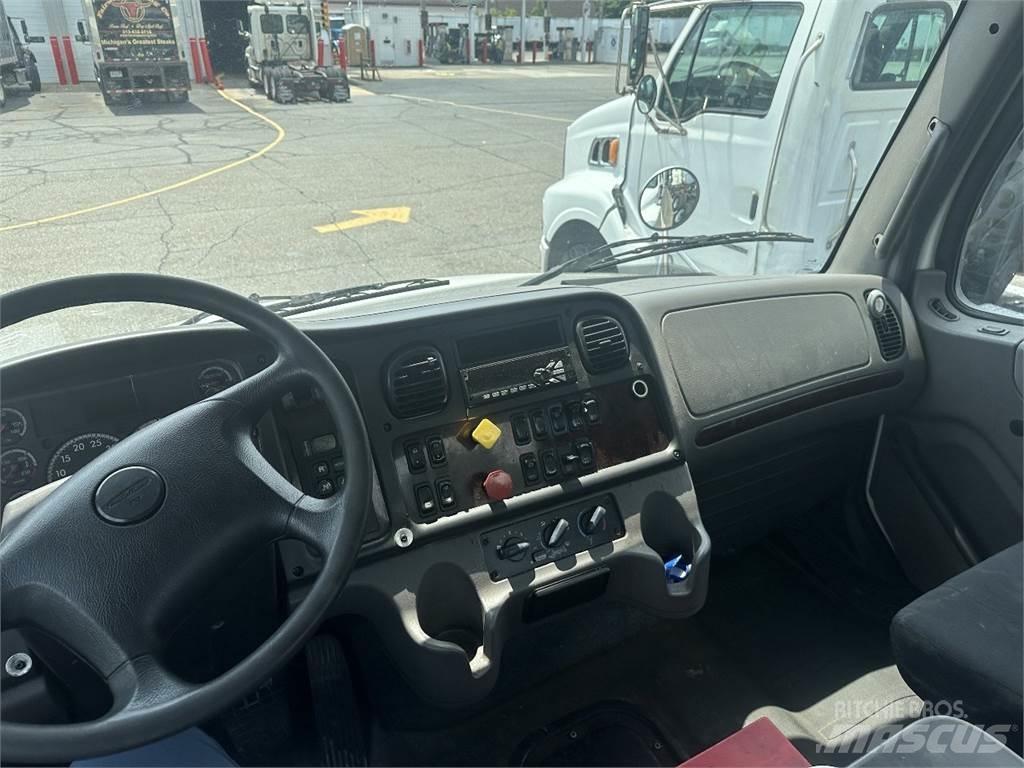 Freightliner M2 106 Sadulveokid