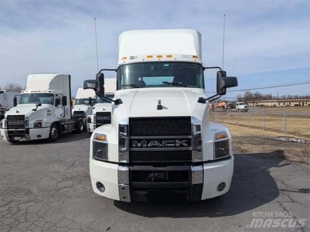 Mack AN64T Sadulveokid