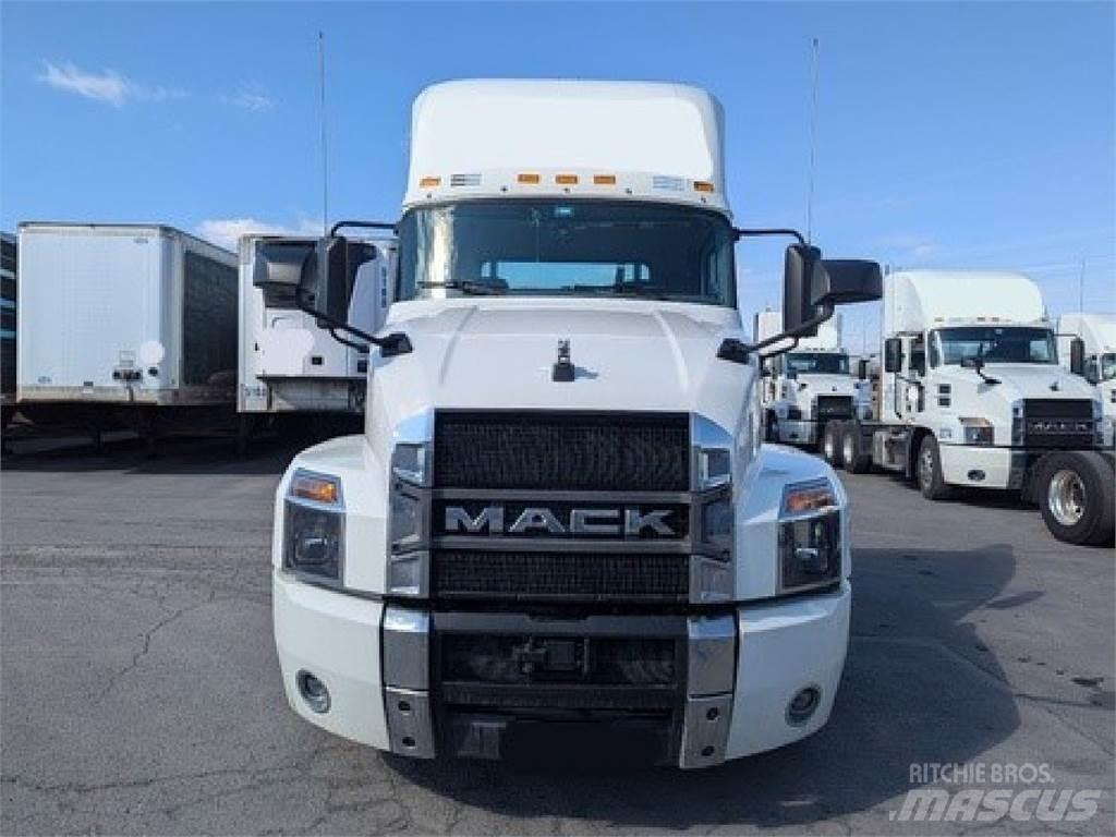 Mack AN64T Sadulveokid