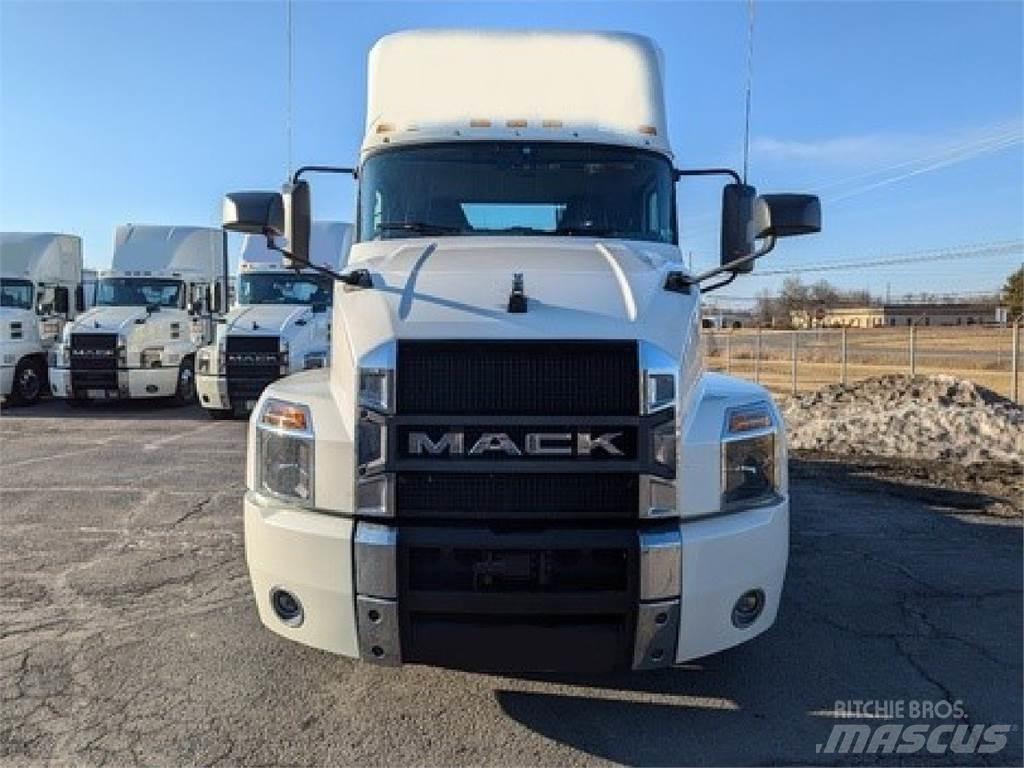 Mack AN64T Sadulveokid