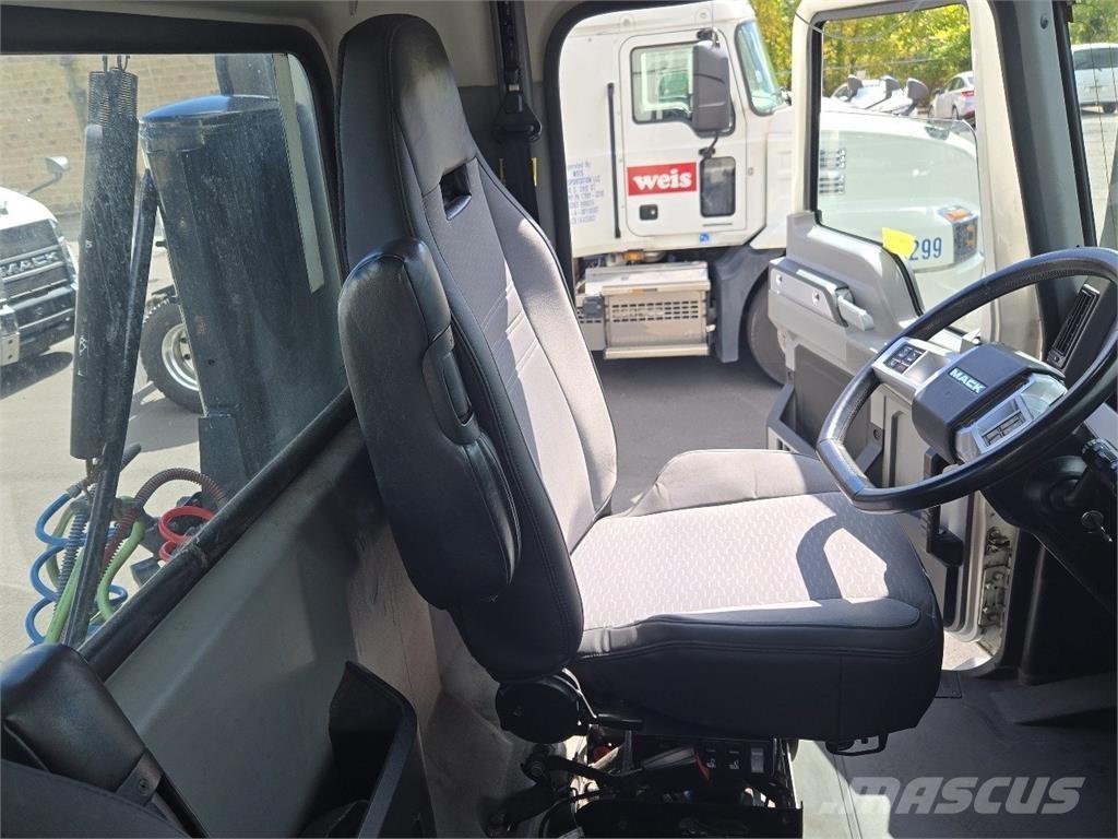 Mack AN64T Sadulveokid