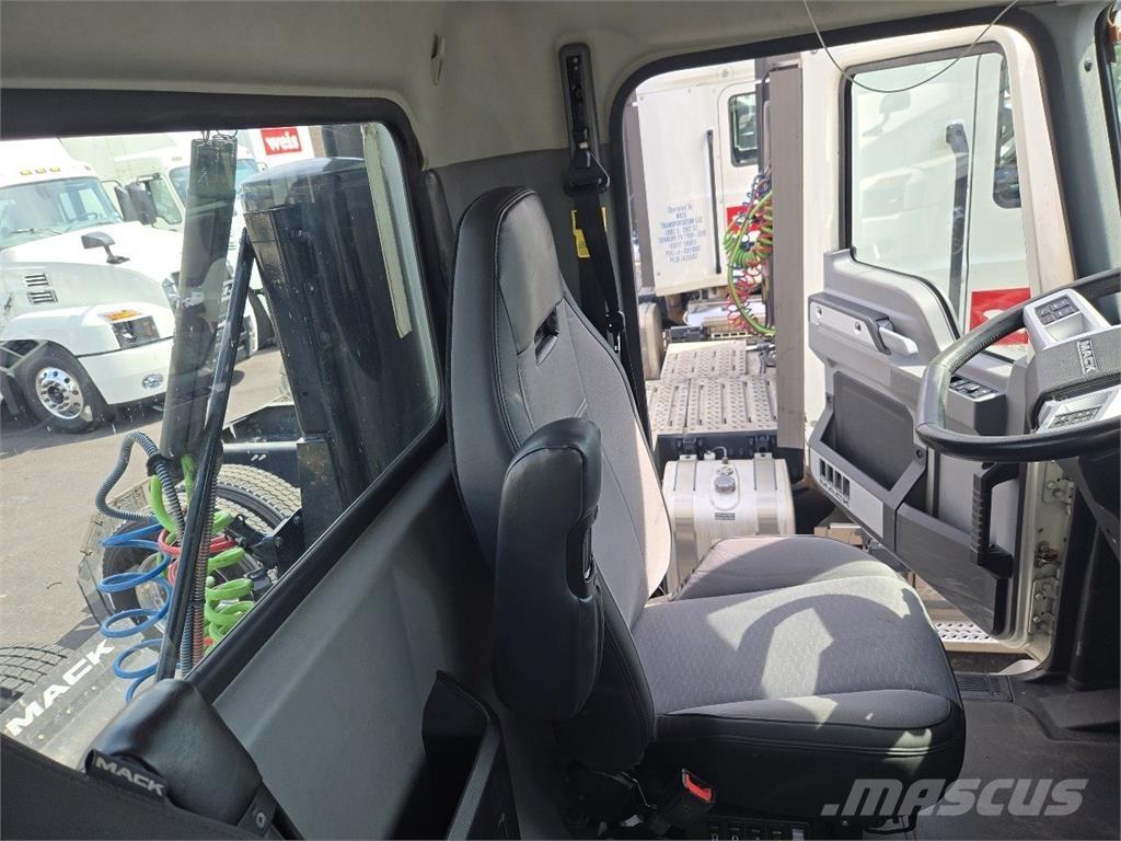 Mack AN64T Sadulveokid