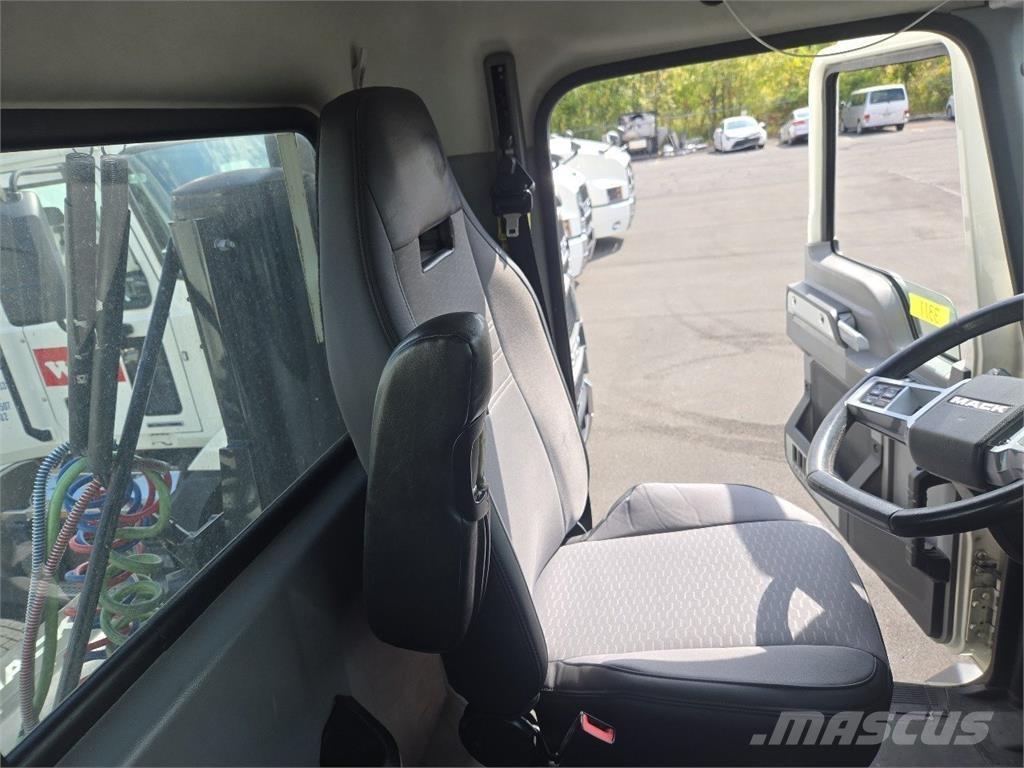 Mack AN64T Sadulveokid