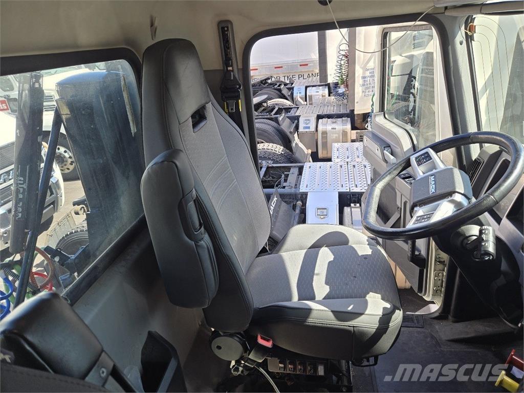 Mack AN64T Sadulveokid