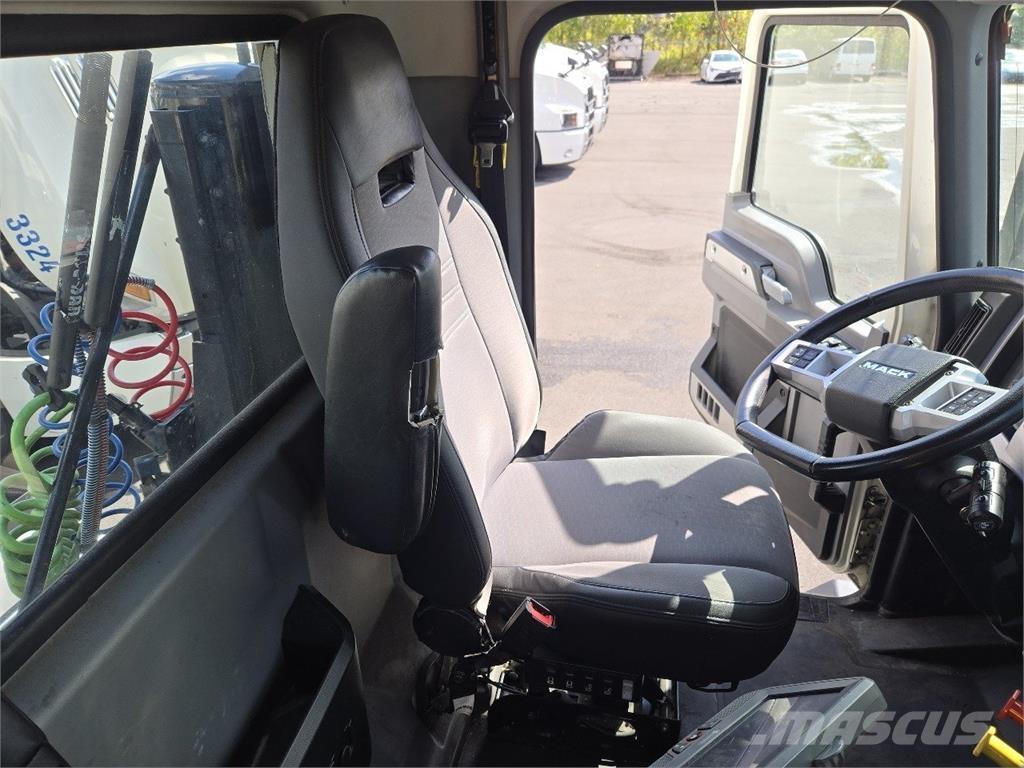 Mack AN64T Sadulveokid