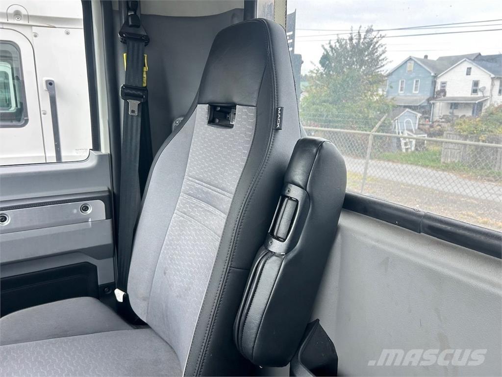 Mack AN64T Sadulveokid