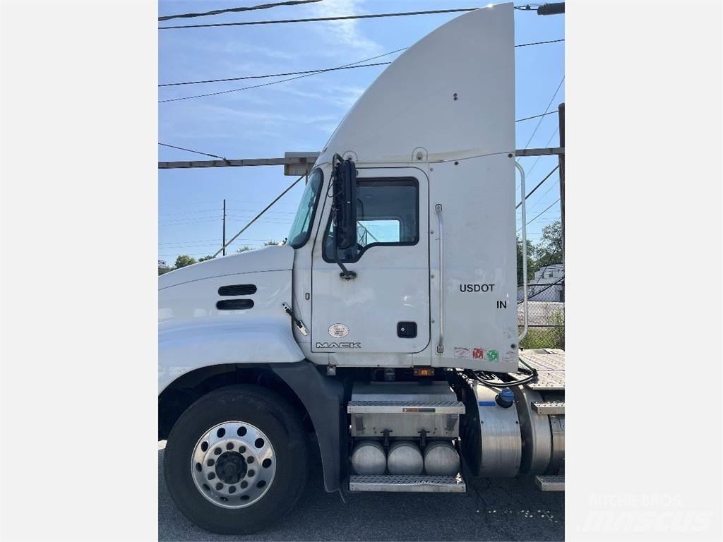 Mack CXU613 Sadulveokid