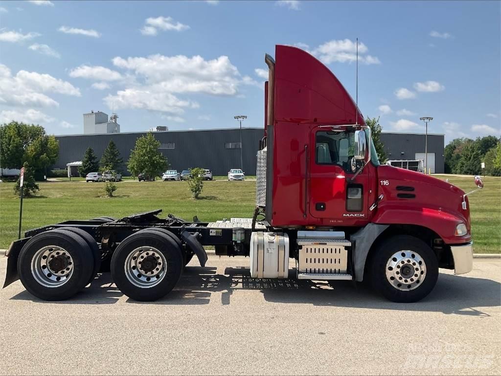 Mack CXU613 Sadulveokid