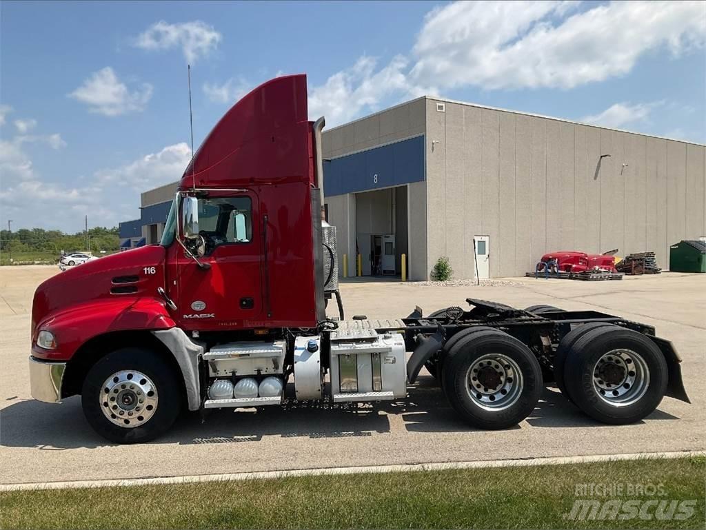 Mack CXU613 Sadulveokid
