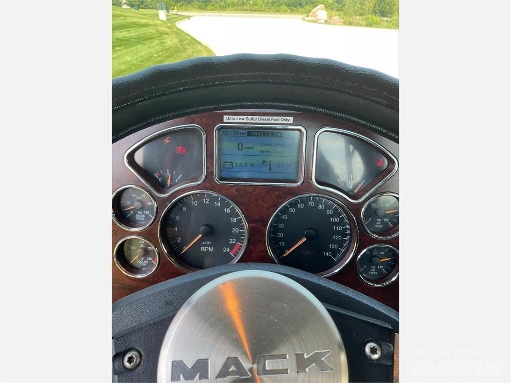 Mack CXU613 Sadulveokid