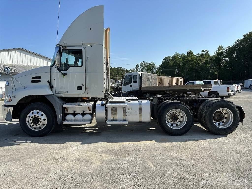 Mack CXU613 Sadulveokid