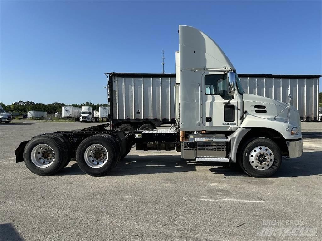 Mack CXU613 Sadulveokid