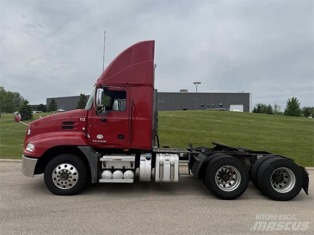Mack CXU613 Sadulveokid