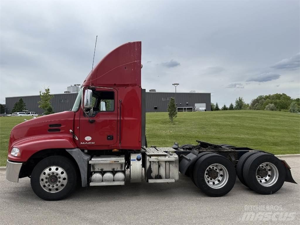 Mack CXU613 Sadulveokid