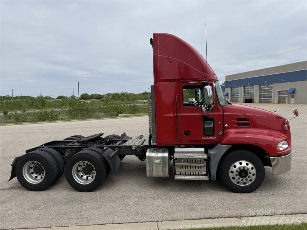 Mack CXU613 Sadulveokid