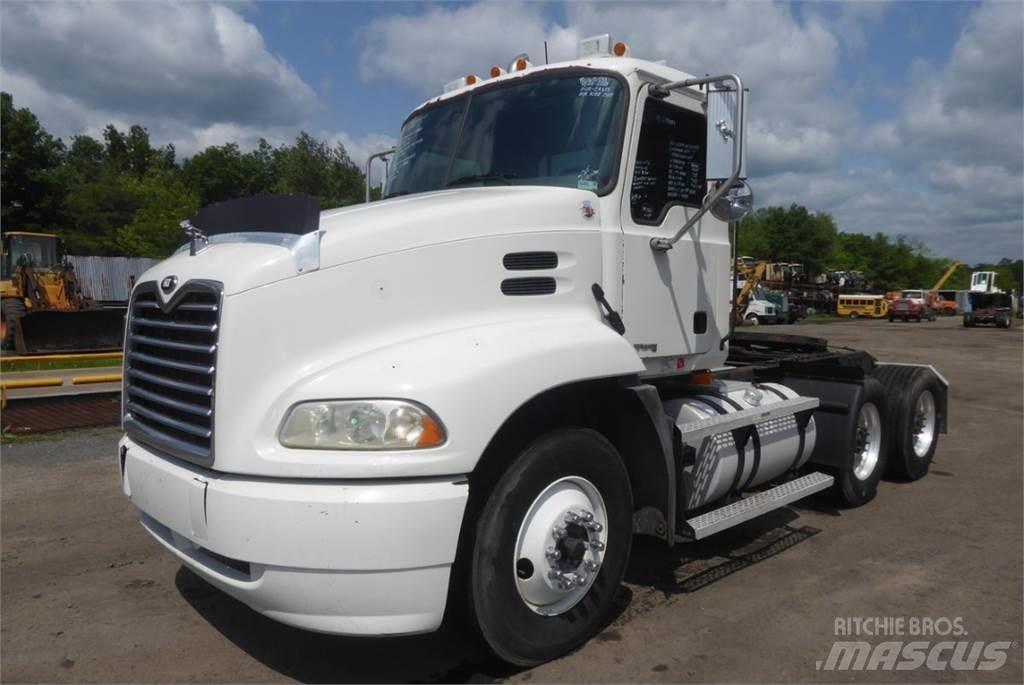 Mack CX613 Raamautod