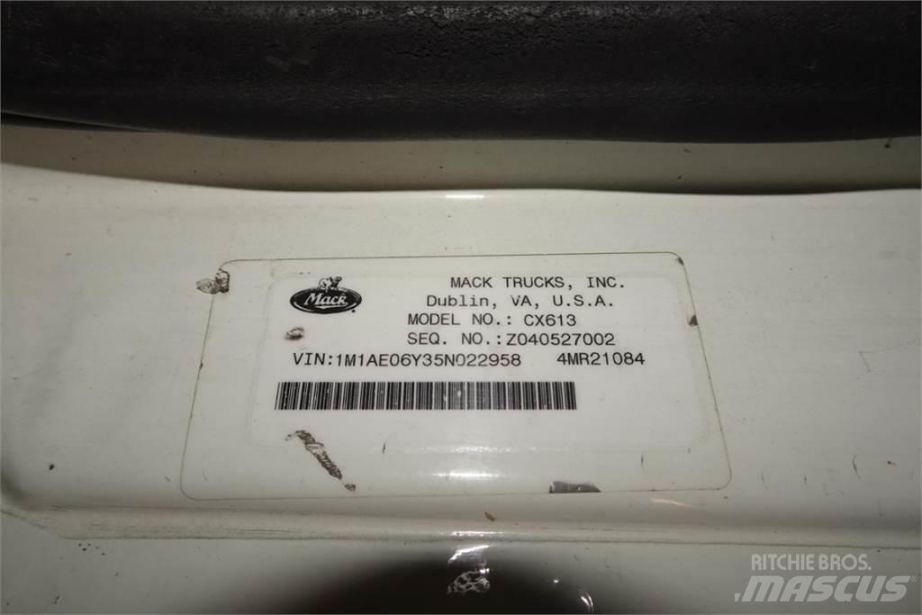 Mack CX613 Raamautod