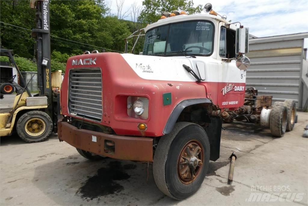 Mack DM688X Raamautod