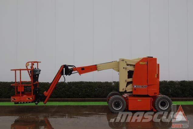 JLG E300AJP Iseliikuvad poomtõstukid