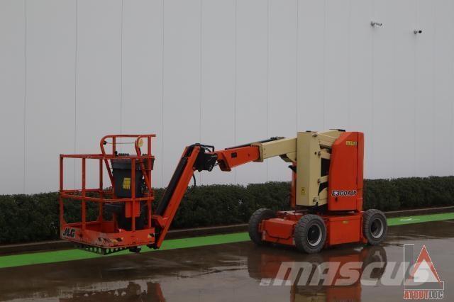 JLG E300AJP Iseliikuvad poomtõstukid