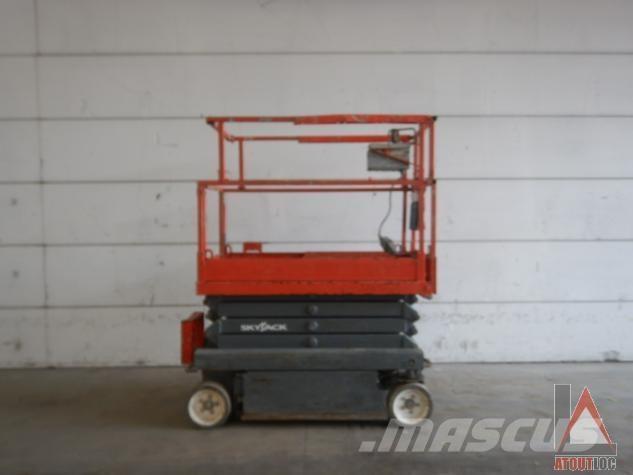 SkyJack SJ3219 Iseliikuvad poomtõstukid