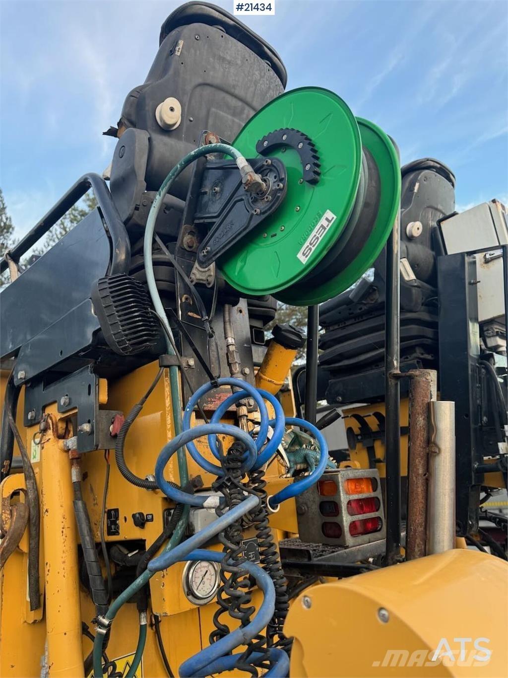 CAT AP 300 Asfaldilaoturid