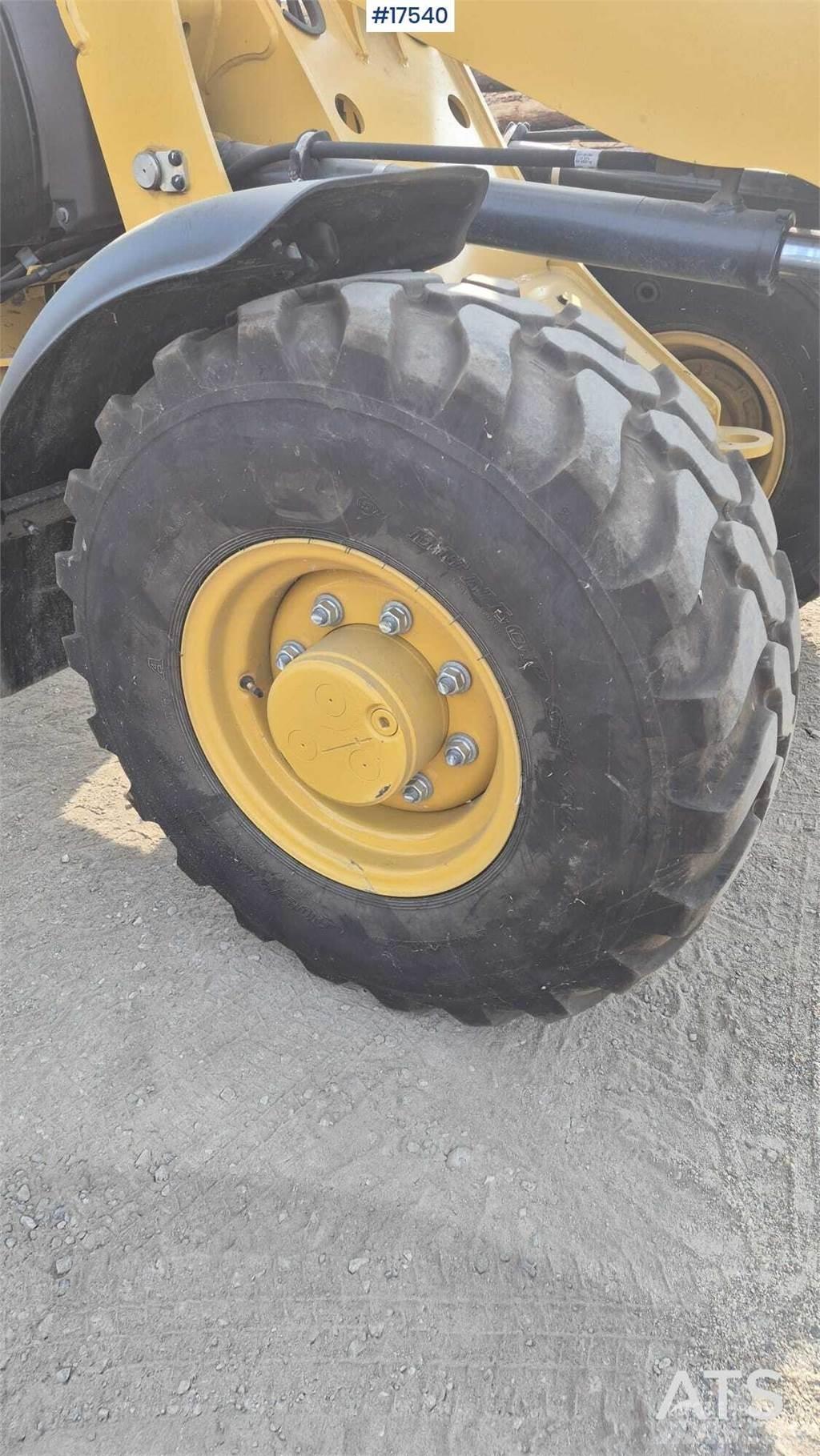 CAT 906M Rataslaadurid