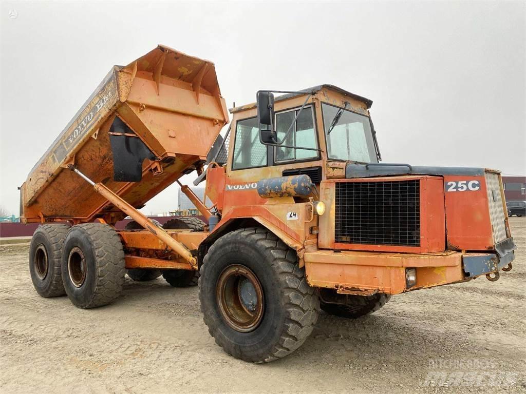Volvo A25C , Nr.1 Liigendraamiga pinnaseveokid