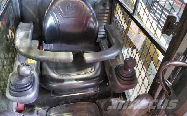 CAT 226D3 Rataslaadurid