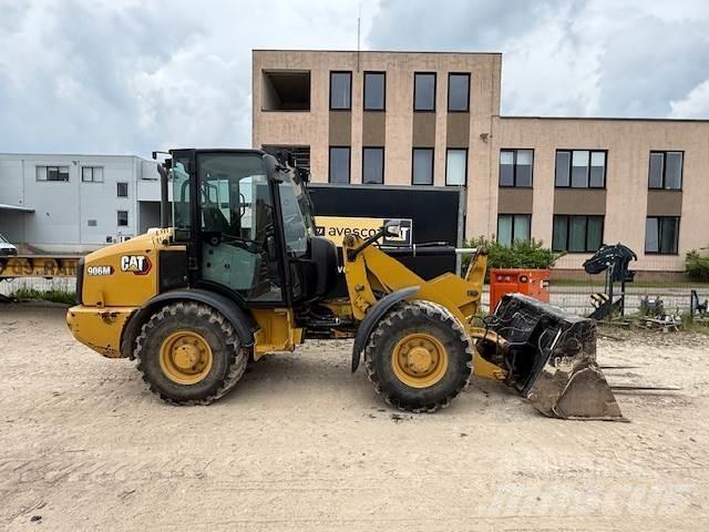CAT 906 Rataslaadurid
