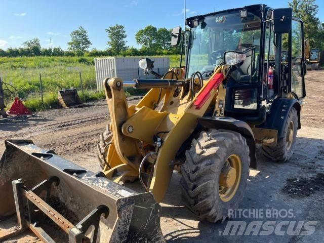 CAT 906 Rataslaadurid