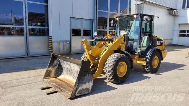 CAT 906M Rataslaadurid