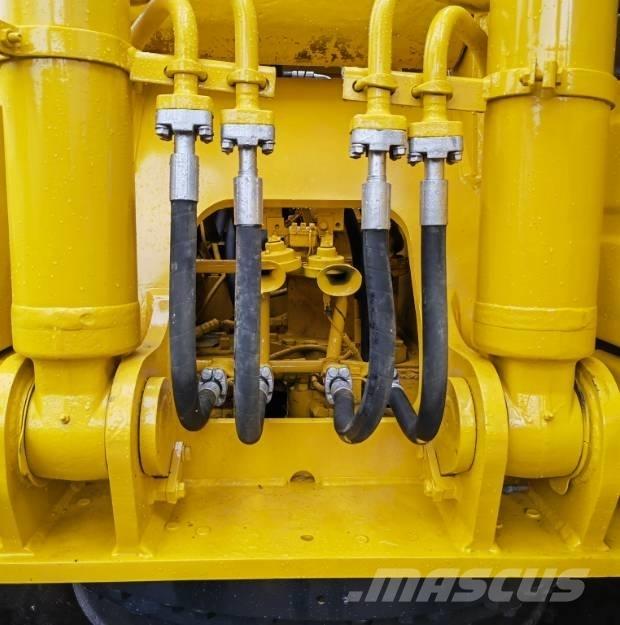 Komatsu PC220-8 Roomikekskavaatorid
